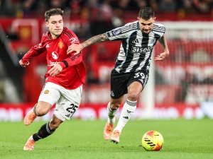 Nevýrazný Manuel Ugarte by brzy mohl opustit Old Trafford. Které kluby projevují o něj zájem?