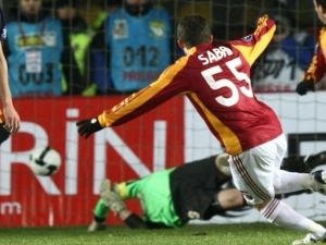 AC Milán v poháru UEFA skončil, Jarolím přihrával na gól