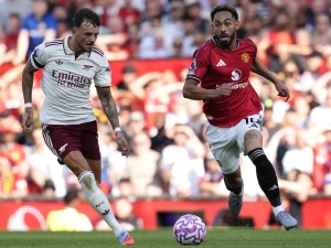 Vedoucí Arsenal čeká tvrdý souboj s nažhaveným Manchesterem United