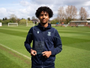 Arsenal po uzávěrce přestupů přeci jen představil novou posilu. Do klubu dorazil talent ze Stoke