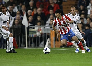 Atlético nevyužilo své šance a na Santiagu Bernabeu remizovalo, Barcelona vyhrála