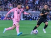 Chaos v zápase Interu Miami: Messiho srazil na zem vetřelec na hřišti, chránit ho musel soupeř