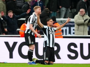 Manchester United pod Carrickem poprvé prohrál. Nevyužil oslabení Newcastlu, krásně rozhodl Osula