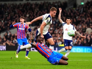 Čas na paniku: Tottenham se další prohrou přiblížil k sestupu, chybět navíc bude van de Ven