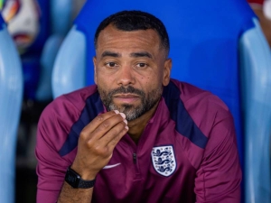 Legenda míří do Itálie. Ashley Cole se po letech příprav dočká své první role hlavního trenéra
