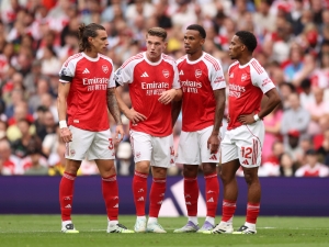 Arsenal prý neplánuje prodat obránce, o kterého se zajímají čtyři italské kluby