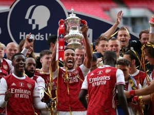 Poslední trofej Arsenalu: Aubameyang v útoku i tragická obrana