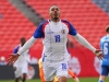 Trpaslík z Haiti se postaví na mistrovství světa gigantům. V týmu jsou i dva hráči z Premier League