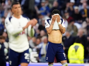 Tottenham se skvělým Simonsem měl výhru na dosah. Připravila ho o ni chyba Dansa