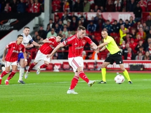 Nottingham je jednou nohou ve finále Evropské ligy. Aston Villu potopil Chris Wood