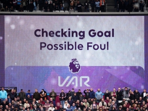 VAR skandál roku? Arsenal zachránil titulový sen, West Ham zuří a cítí křivdu