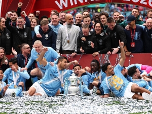 Manchester City slaví zisk FA Cupu. Hrdinou se proti Chelsea stal Semenyo