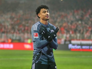 Bayern už se nemůže spoléhat na Daviese. Dohodl se s talentem z Frankfurtu