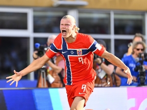 Erling Haaland dorazil na mistrovství. Dvěma góly sestřelil Irák
