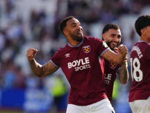 Spolehlivý střelec Wilson zůstává v Premier League. Zkušeného útočníka podepsal Brentford
