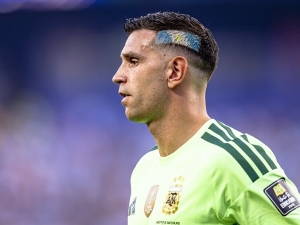 Aston Villa zatrhla přestup Emiliana Martíneze. Ve hře je stále i konec kariéry