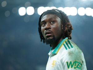 Chelsea vstupuje do boje o Manu Koného. Manchester United získává v boji o vytouženou posilu silného konkurenta