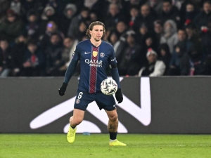 Liverpool prý chystá po Barcolovi další posilu z PSG. Ke klubu se může přidat mladý obránce