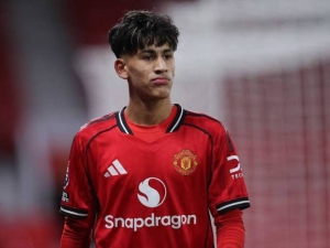 Proč zázračný talent Manchesteru United JJ Gabriel nemůže nosit stejný dres jako jeho spoluhráči?