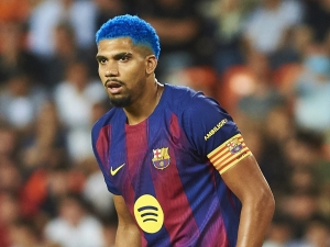 Do Liverpoolu přichází překvapivá zkušená defenzivní posila z Barcelony