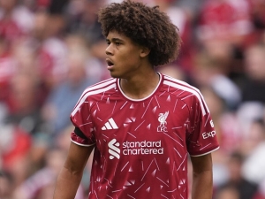 Liverpool má novou hvězdu, která nemůže hrát. Jak se dostane Ndukwe do týmu? 