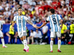 Barcelona sleduje dalšího argentinského útočníka jako alternativu k Juliánu Álvarezovi
