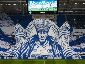 Nejšílenější klub v Evropě? Schalke pobláznilo fanoušky retro dresem. 40 tisíc kusů zmizelo za dvě a půl hodiny