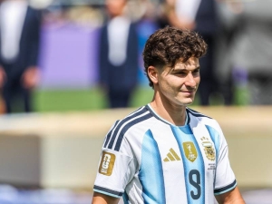 Julian Álvarez se osobně setkal s trenérem Simeonem. Atlético ho stále odmítá prodat