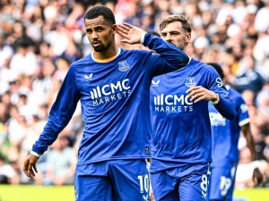 Manchester United a Liverpool dostaly jasný vzkaz. Everton chce za Ilimana Ndiayeho 100 milionů liber