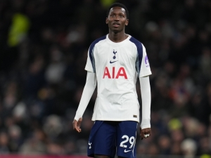 Tottenham je připraven prodat Papeho Matara Sarra. Za záložníka chce téměř 50 milionů liber