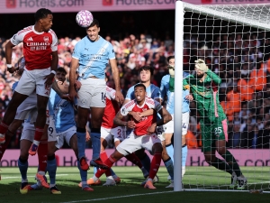 Premier League zatočí s chaosem při rozích. Rozhodčí přitvrdí