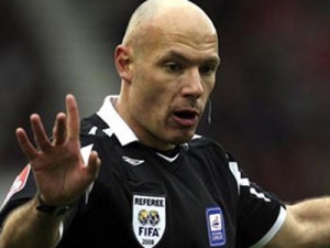 Howard Webb podporuje zavedení videotechnologií ve fotbale