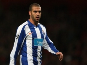 Lyon trápí karty a zranění. Nastoupí Lisandro Lopez?