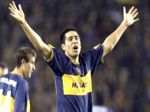 Juan Roman Riquelme nabízí trápícímu se Villarrealu pomocnou ruku