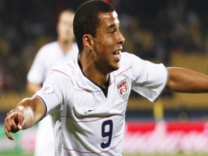 Americký fotbalista Davies havaroval, jeho stav je vážný