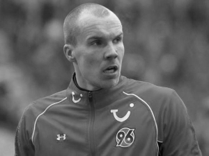 Fotbalisté Hannoveru uctí Enkeho, na prsou ponesou jedničku