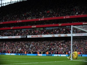 Souhrn 38. kola Premier League: Arsenal si po výhře udržel třetí místo