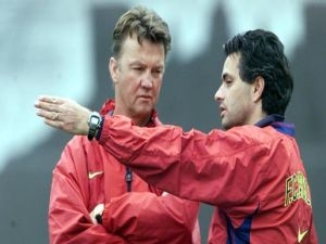 Van Gaal vs Mourinho: Estet vs. Ničitel