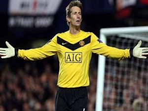 Van der Sar ještě nekončí