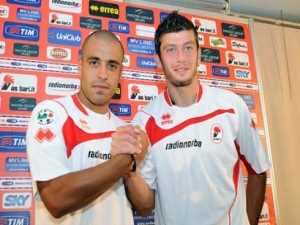 Souhrn nedělních zápasů 1. kola Serie A: Střídající Donati zařídil výhru Bari nad Juventusem, AC Milán i Sampdoria bezchybně