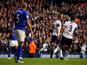 Rafael van der Vaart pokračuje ve vynikající střelecké formě, Everton udržel na White Hart Line remízu