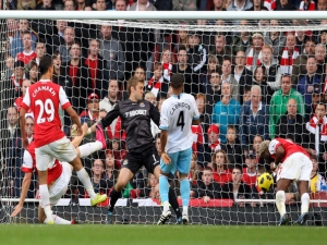 Na Emirates Stadium sledovalo 60 086 diváků výhru Arsenalu, londýnské derby rozhodl pozdním gólem Song