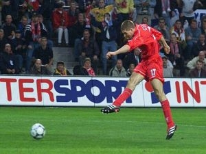 Nejslavnější fotbalové mače: Nejkrásnější finále poháru UEFA v roce 2001 vyhrál Liverpool