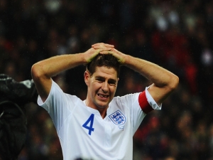 Gerrard se potýká s vážnějším zraněním, Capello pod palbou kritiky
