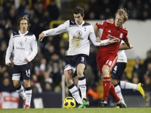 Lennon vystřelil Spurs tři body proti Liverpoolu v nastavení, Tottenham zvládl další těžký zápas