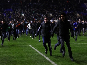 Po městském derby v Carling Cupu mezi Birminghamem City a Aston Villou skončilo 14 lidí v nemocnici