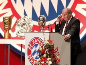 Hoeneß: Pro celý Bayern je ohromně důležité, abys zůstal Bastiane!