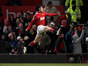 Rooney zahodil penaltu, United přesto porazili Arsenal zásluhou Parka a dostali se do čela Premier League