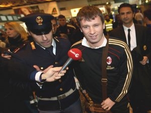 Souhrn vloženého 18. kola Serie A: Cassano přihrávkou pomohl AC Milánu k další výhře, Juventus dostal doma debakl od Parmy a AS Řím otočil duel díky dvěma brankám Vučiniče a Borriella 