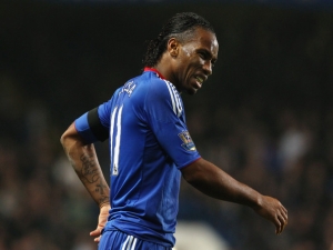 Drogba „zavěsil“ kontroverzní gól Chelsea, Benayouna vypískali